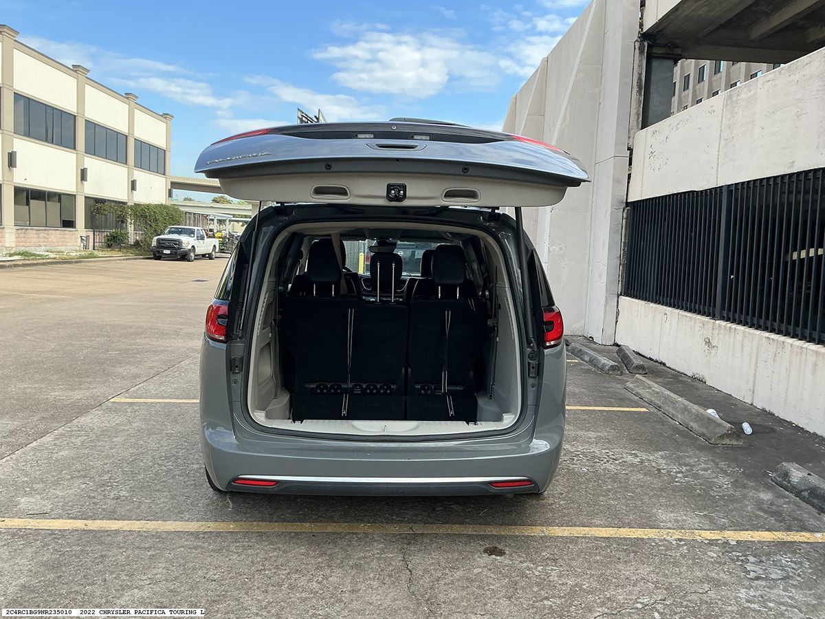 Chrysler Pacifica photo 10