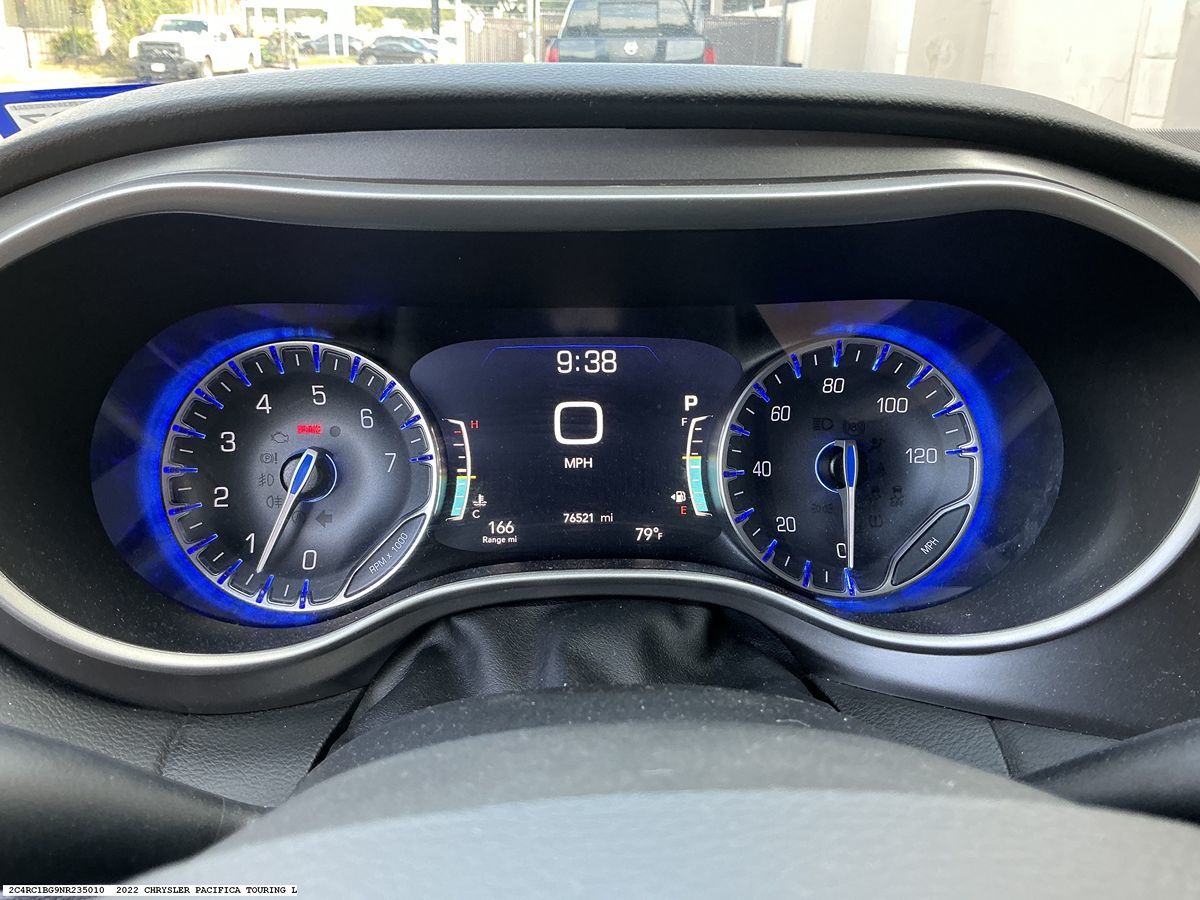 Chrysler Pacifica photo 12