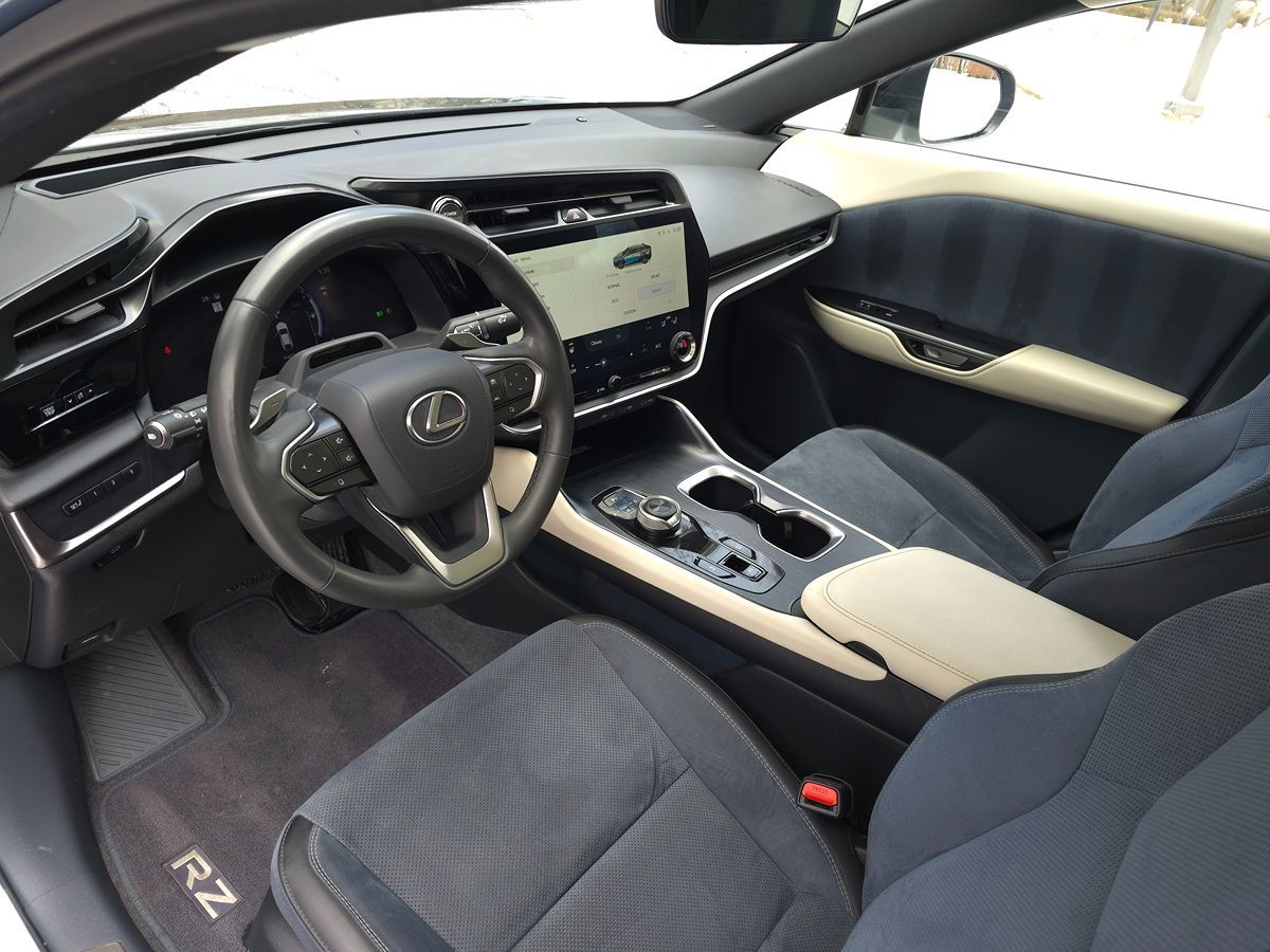 2023 Lexus RZ Luxury - Photo 2