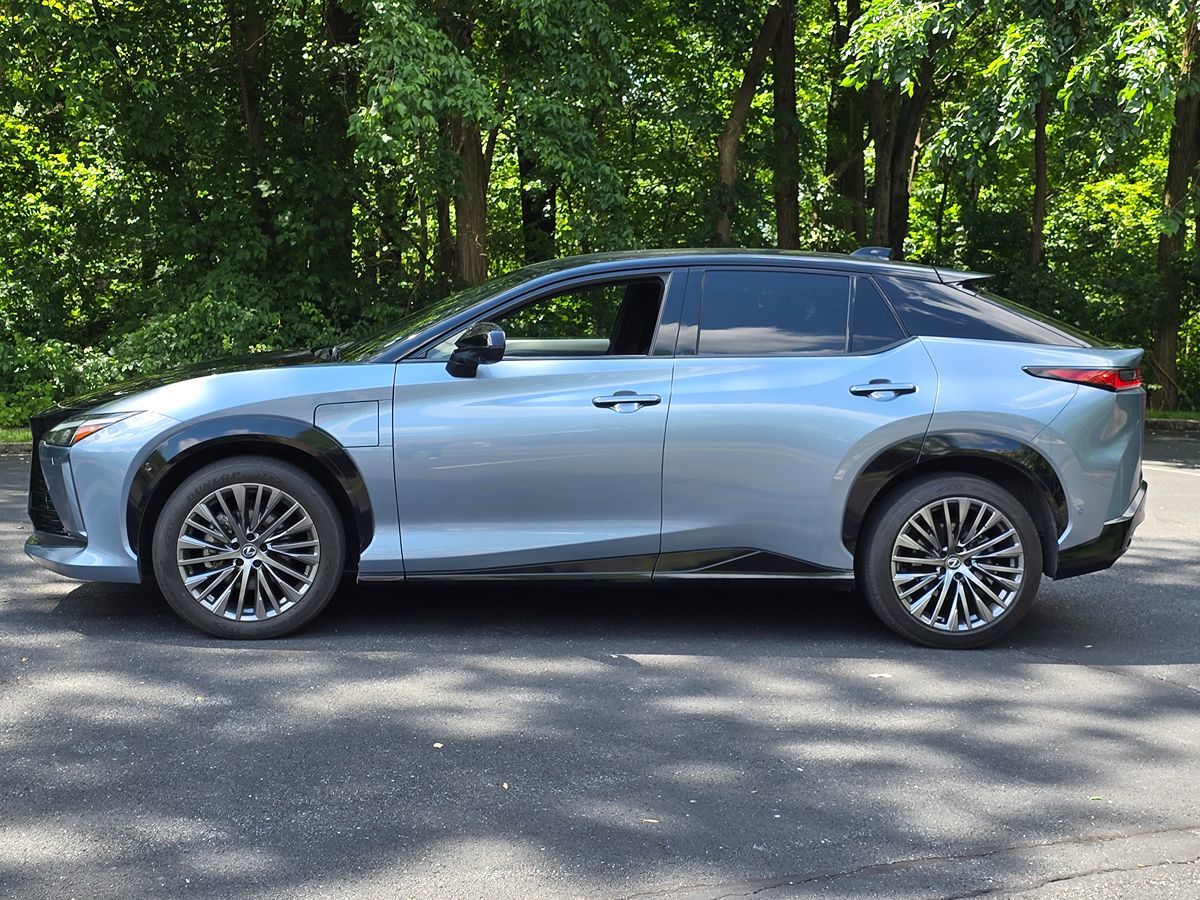 2023 Lexus RZ Luxury - Photo 3