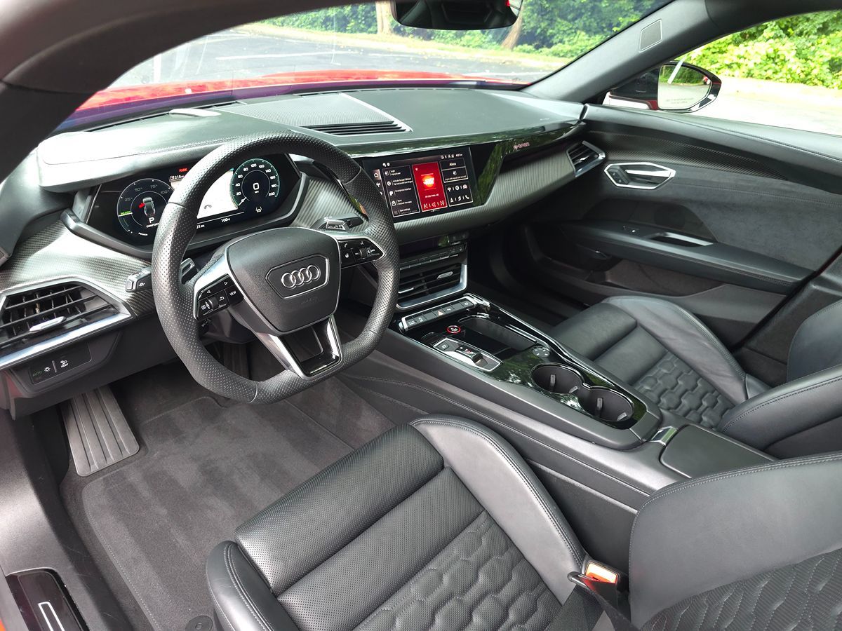 2024 Audi e-tron GT Premium Plus photo 2