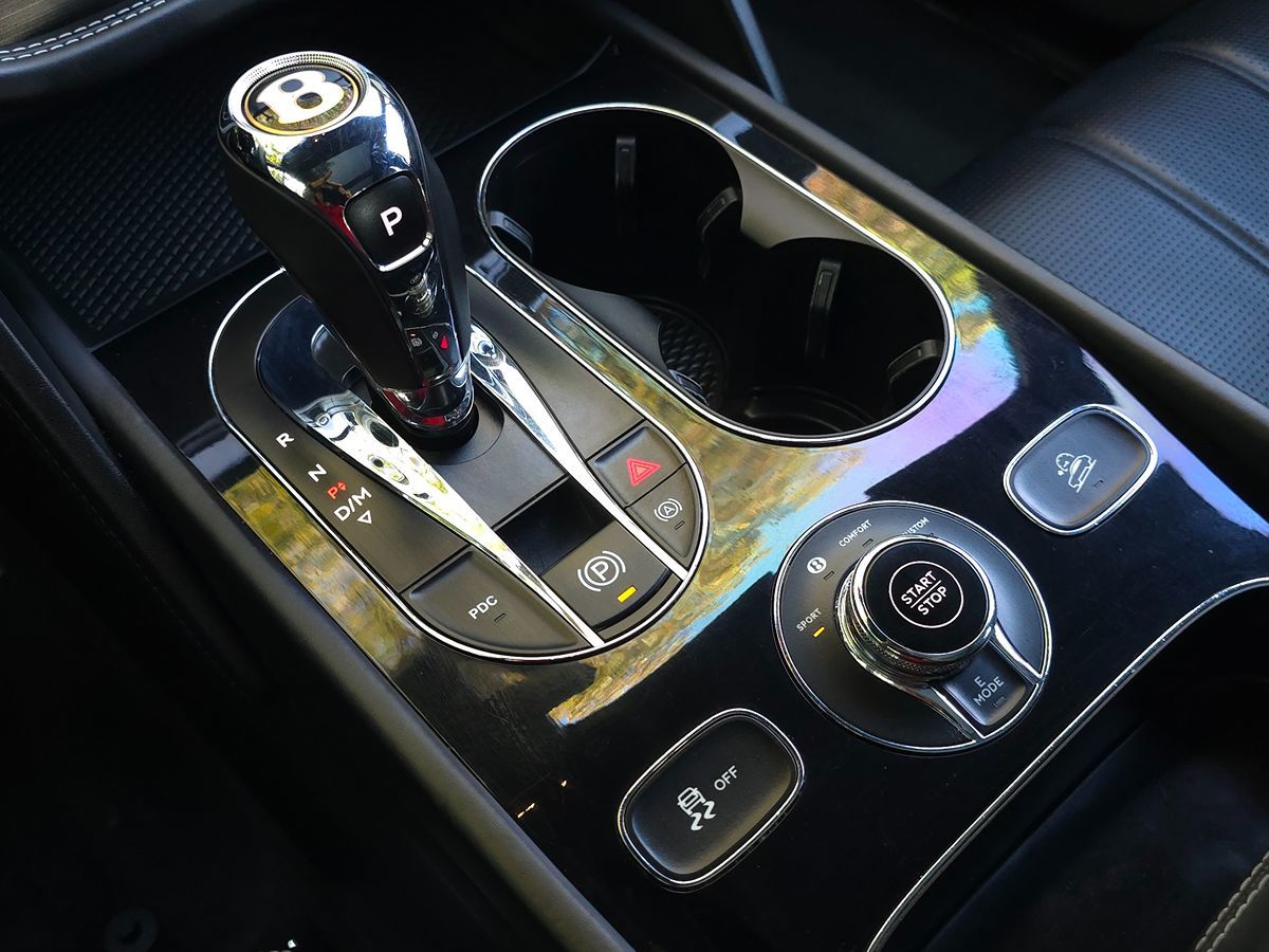 2020 Bentley Bentayga Hybrid photo 57
