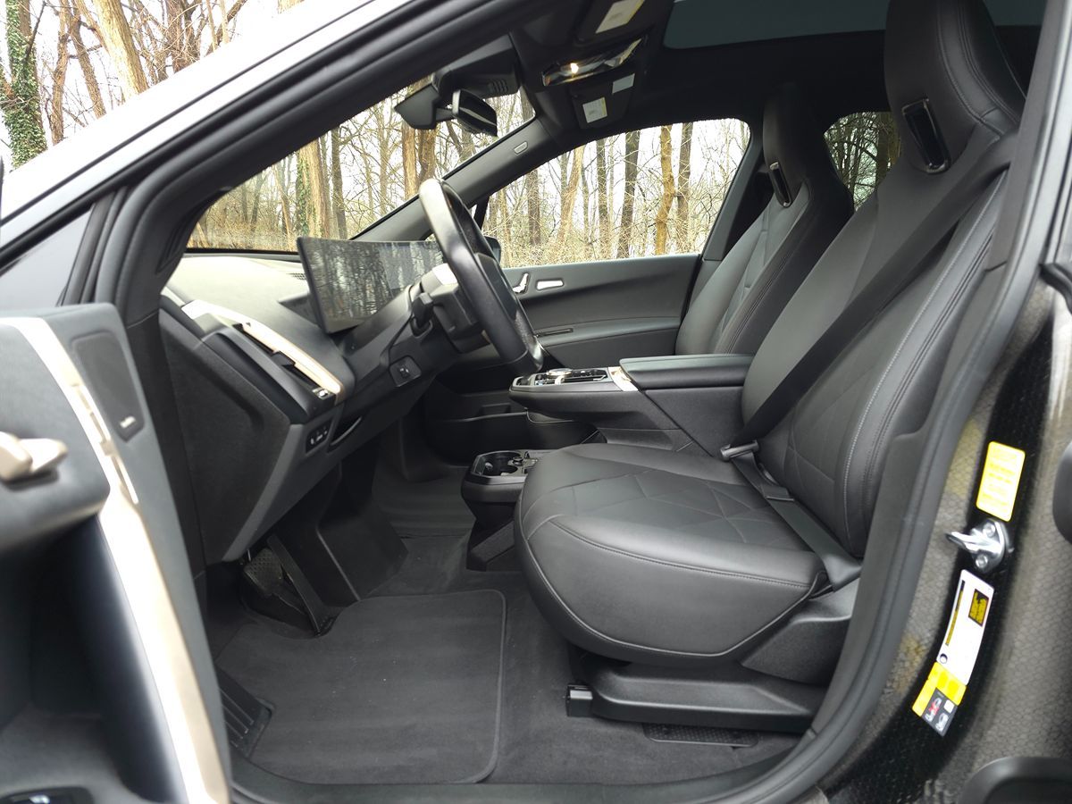 BMW iX photo 11