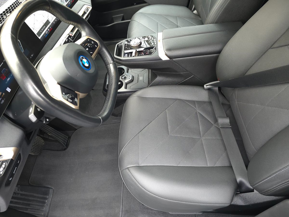 BMW iX photo 12