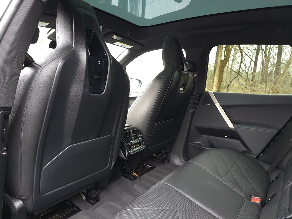 BMW iX photo 14