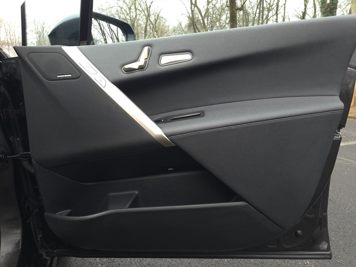BMW iX photo 24