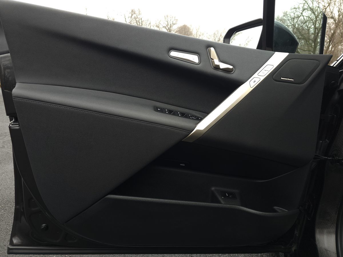 BMW iX photo 27