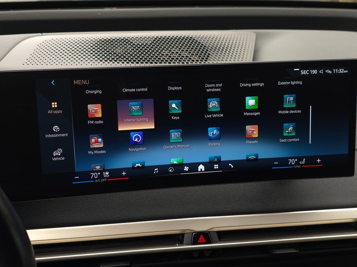 BMW iX photo 37