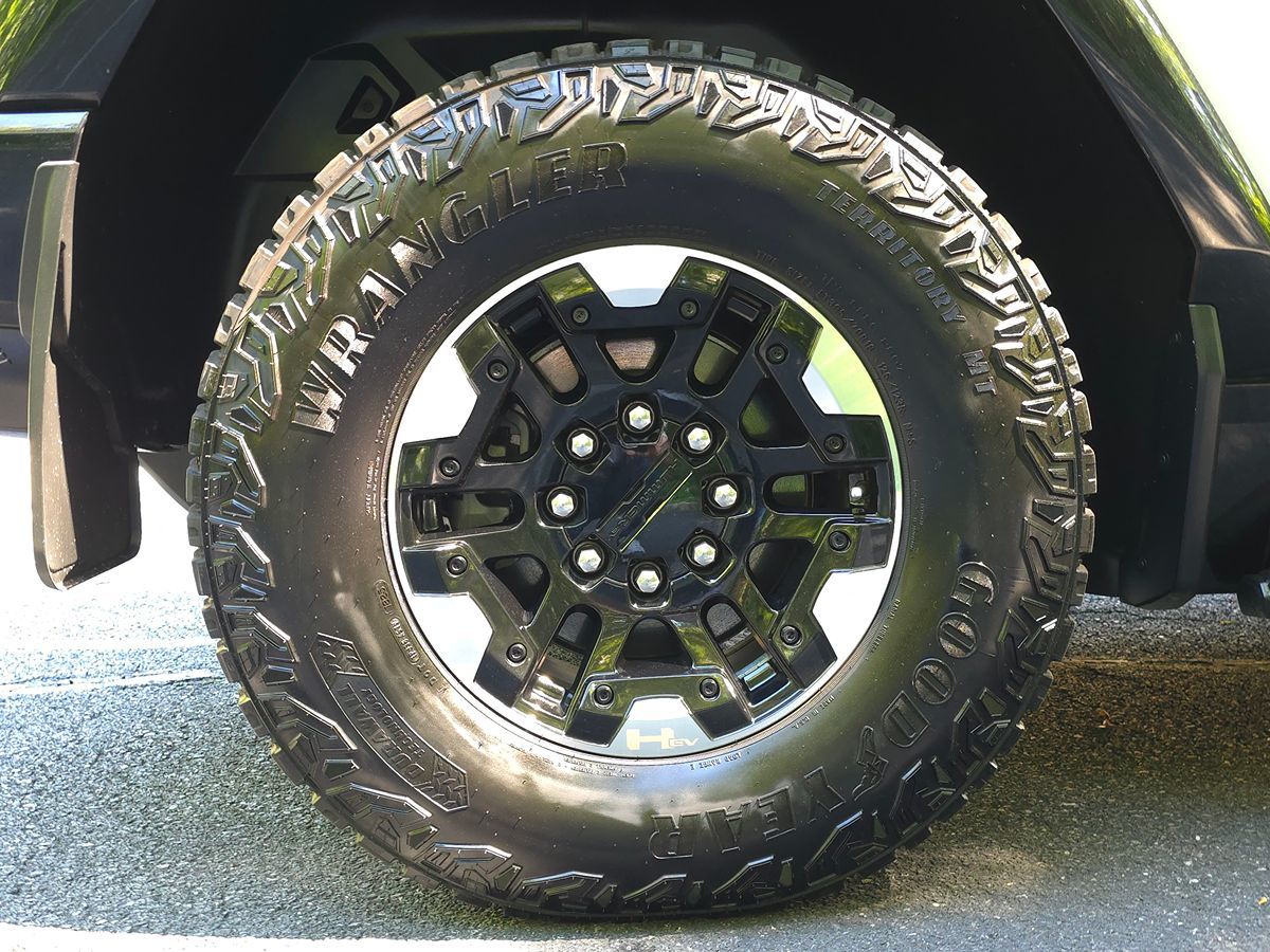 GMC Hummer EV Pickup photo 65