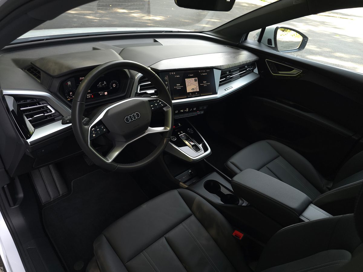 Audi Q4 photo 2