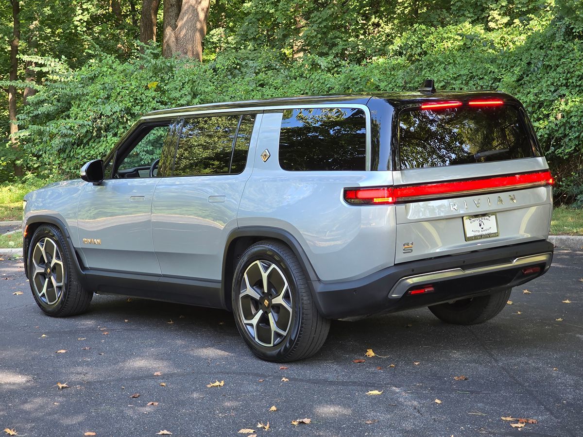 Rivian R1S photo 4