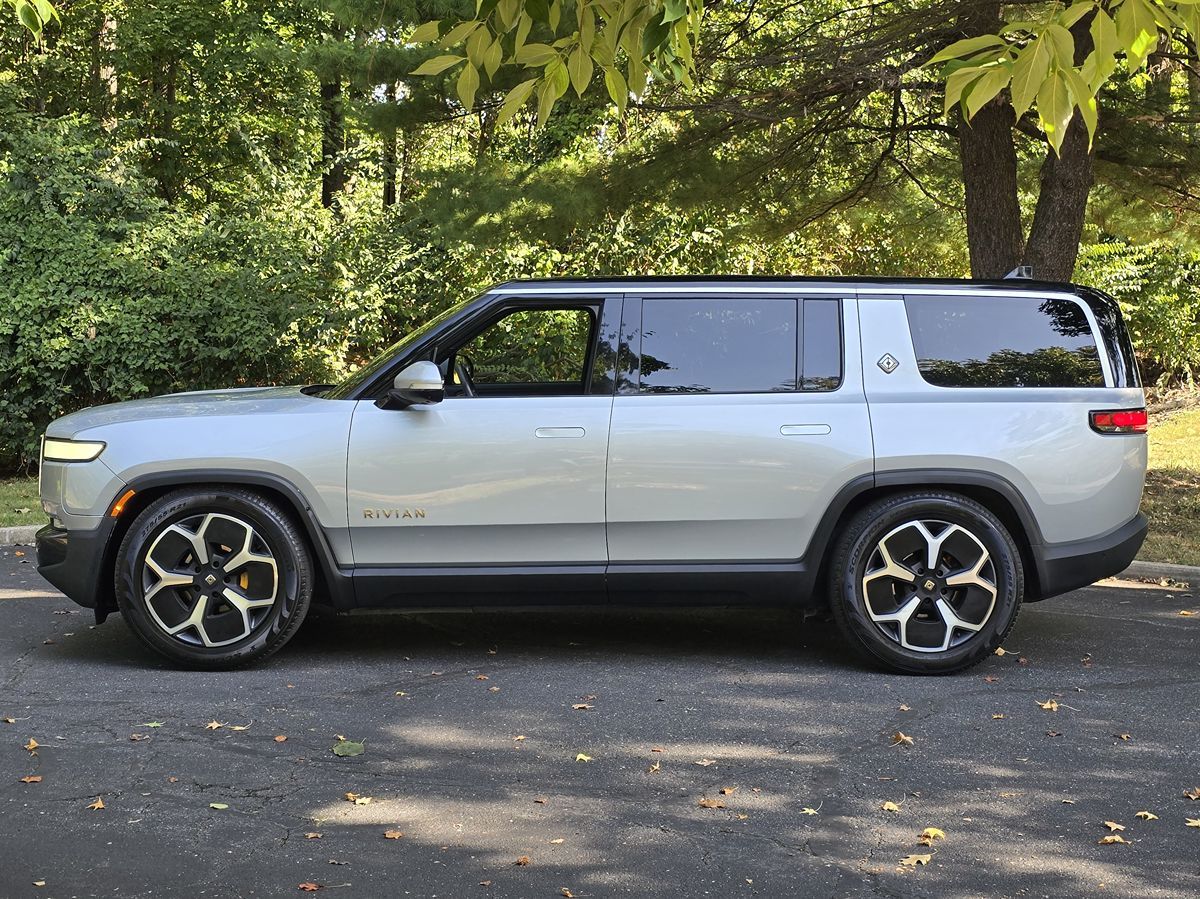 Rivian R1S photo 3