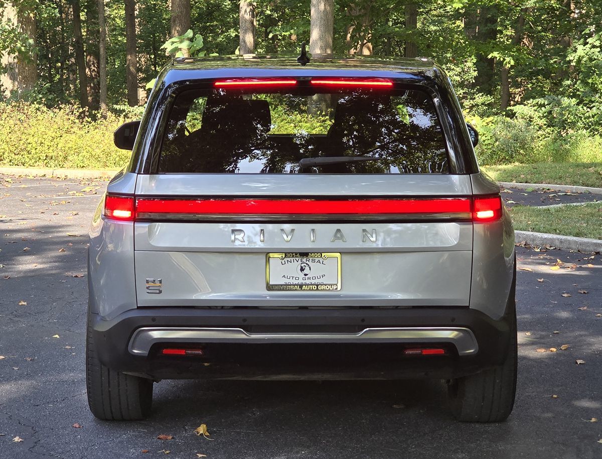Rivian R1S photo 5