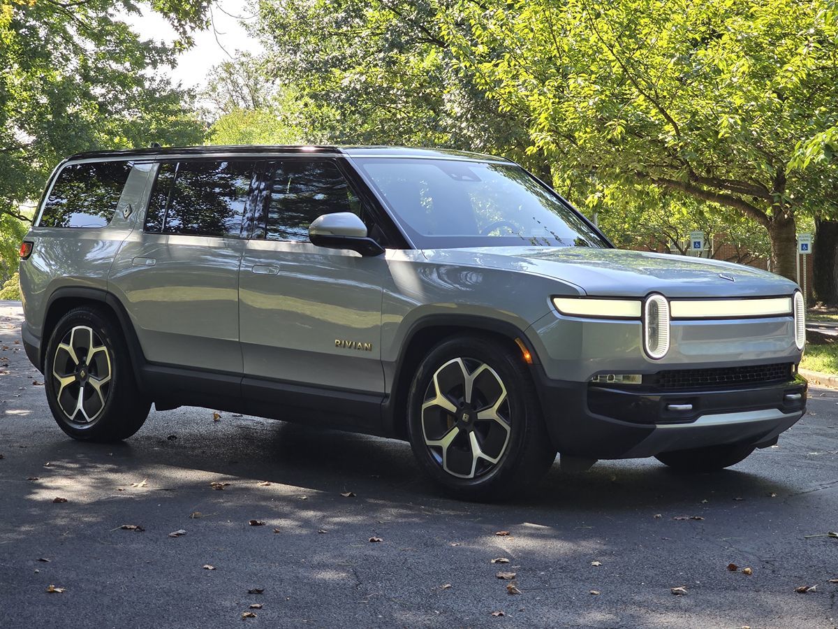 Rivian R1S photo 8
