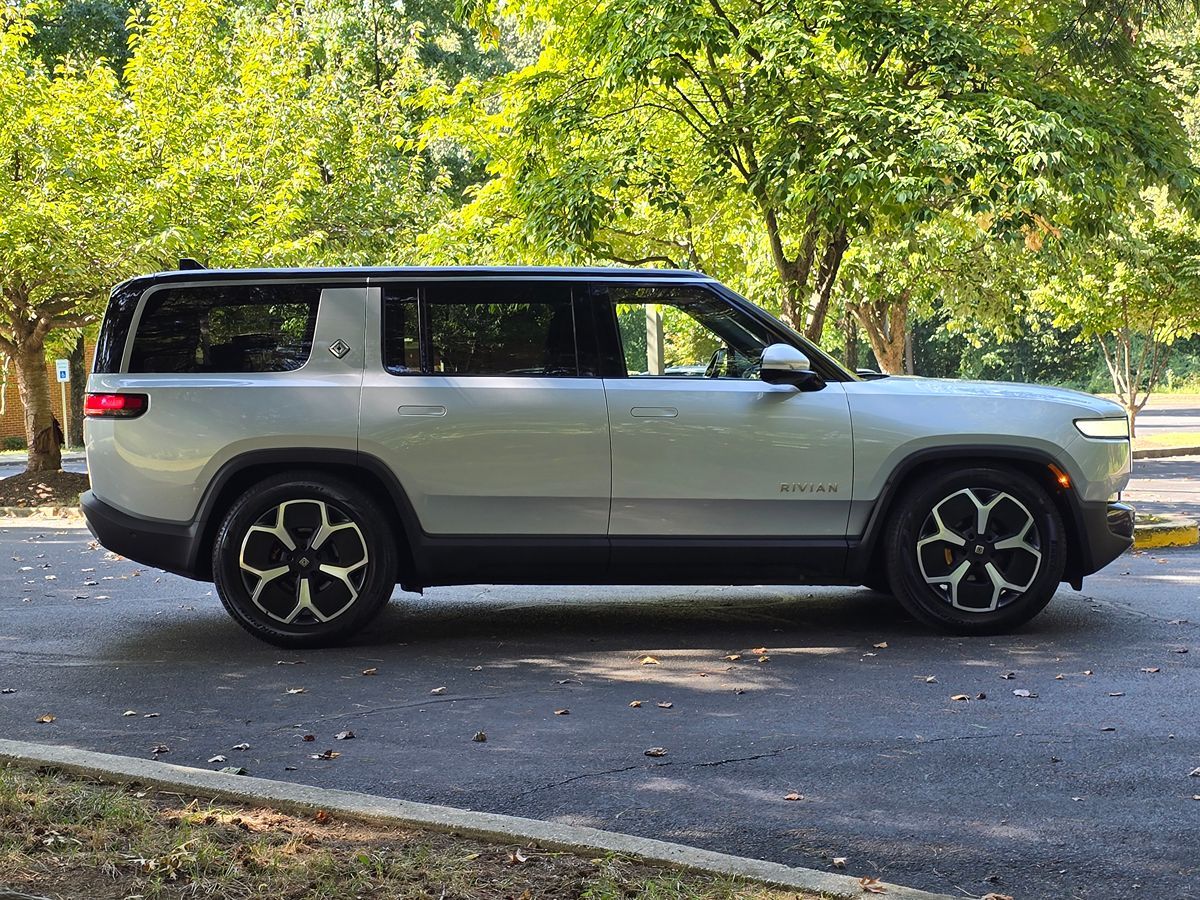 Rivian R1S photo 7
