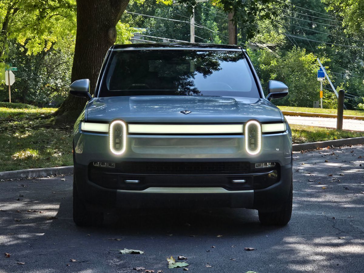 Rivian R1S photo 9