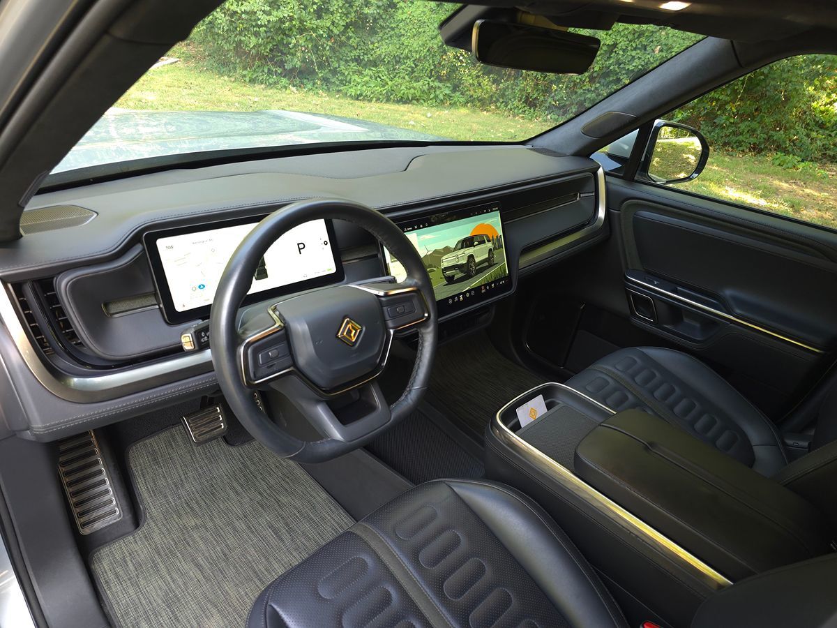 Rivian R1S photo 2