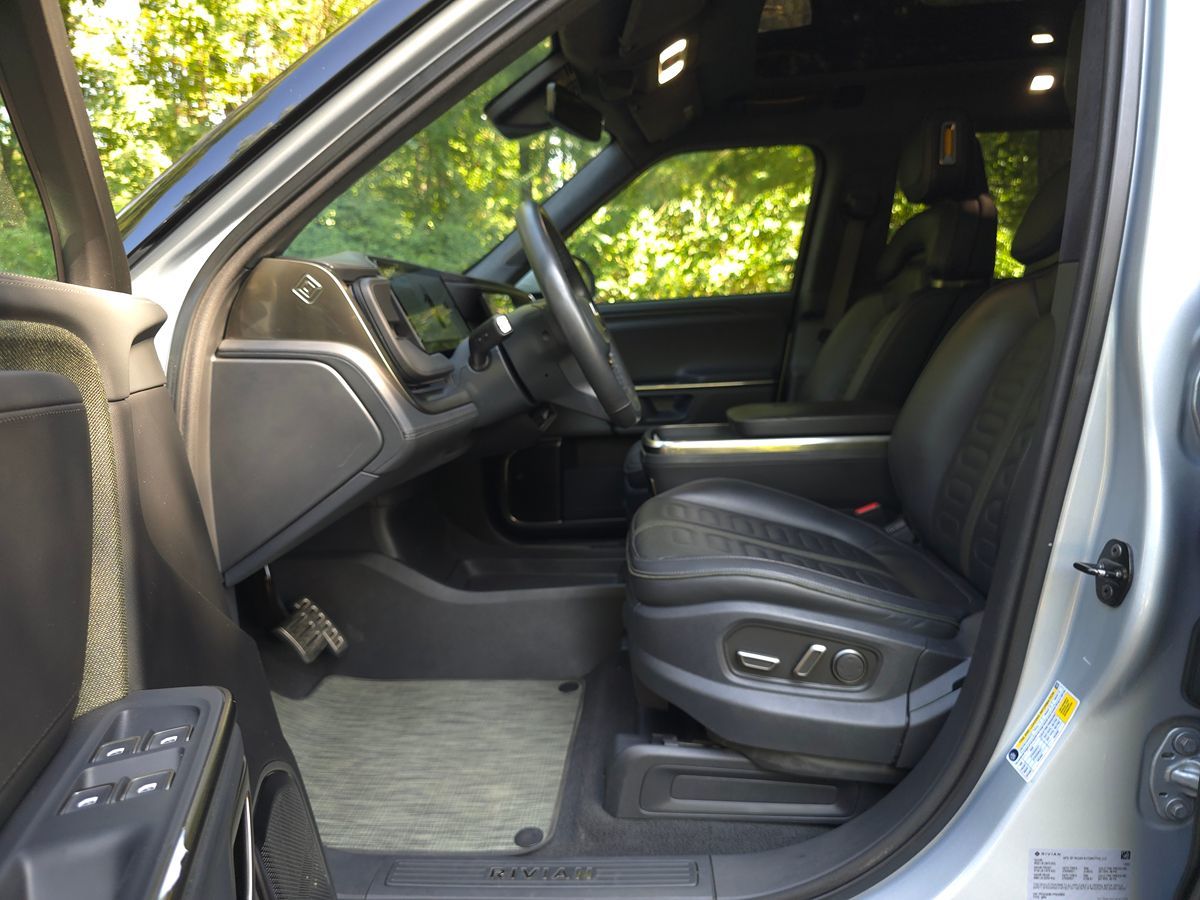 Rivian R1S photo 11