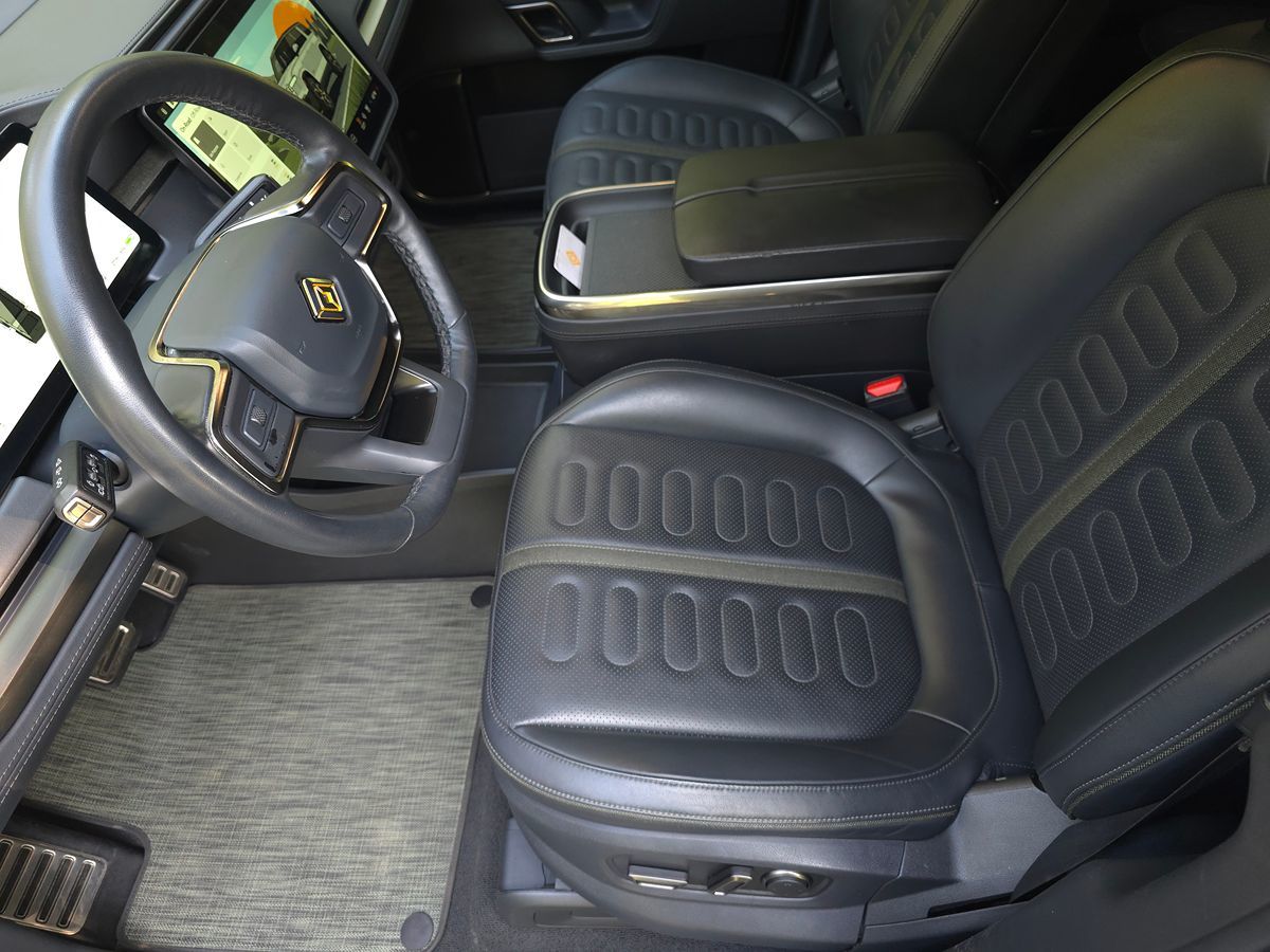 Rivian R1S photo 12