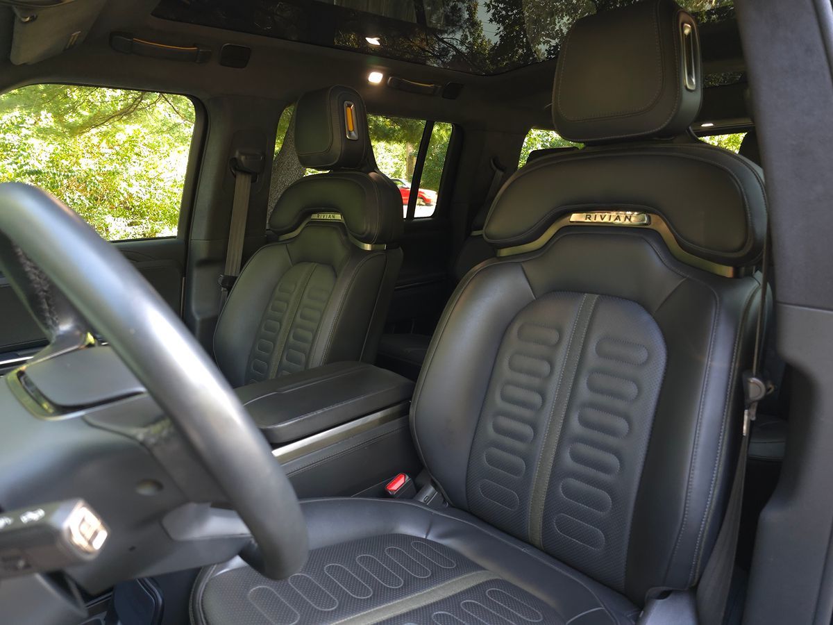 Rivian R1S photo 13