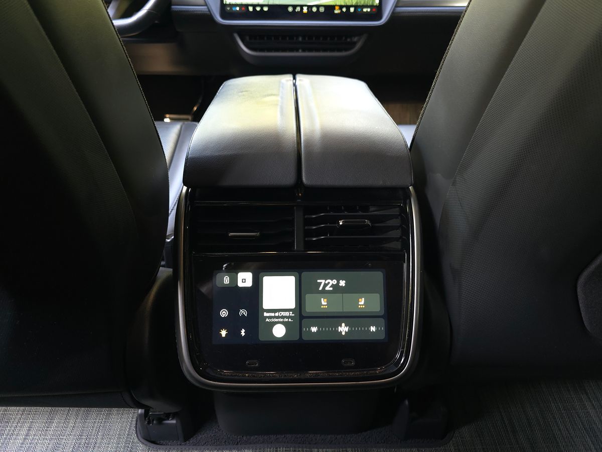 Rivian R1S photo 14
