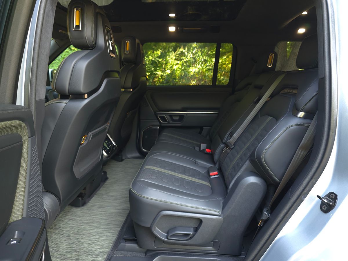 Rivian R1S photo 16