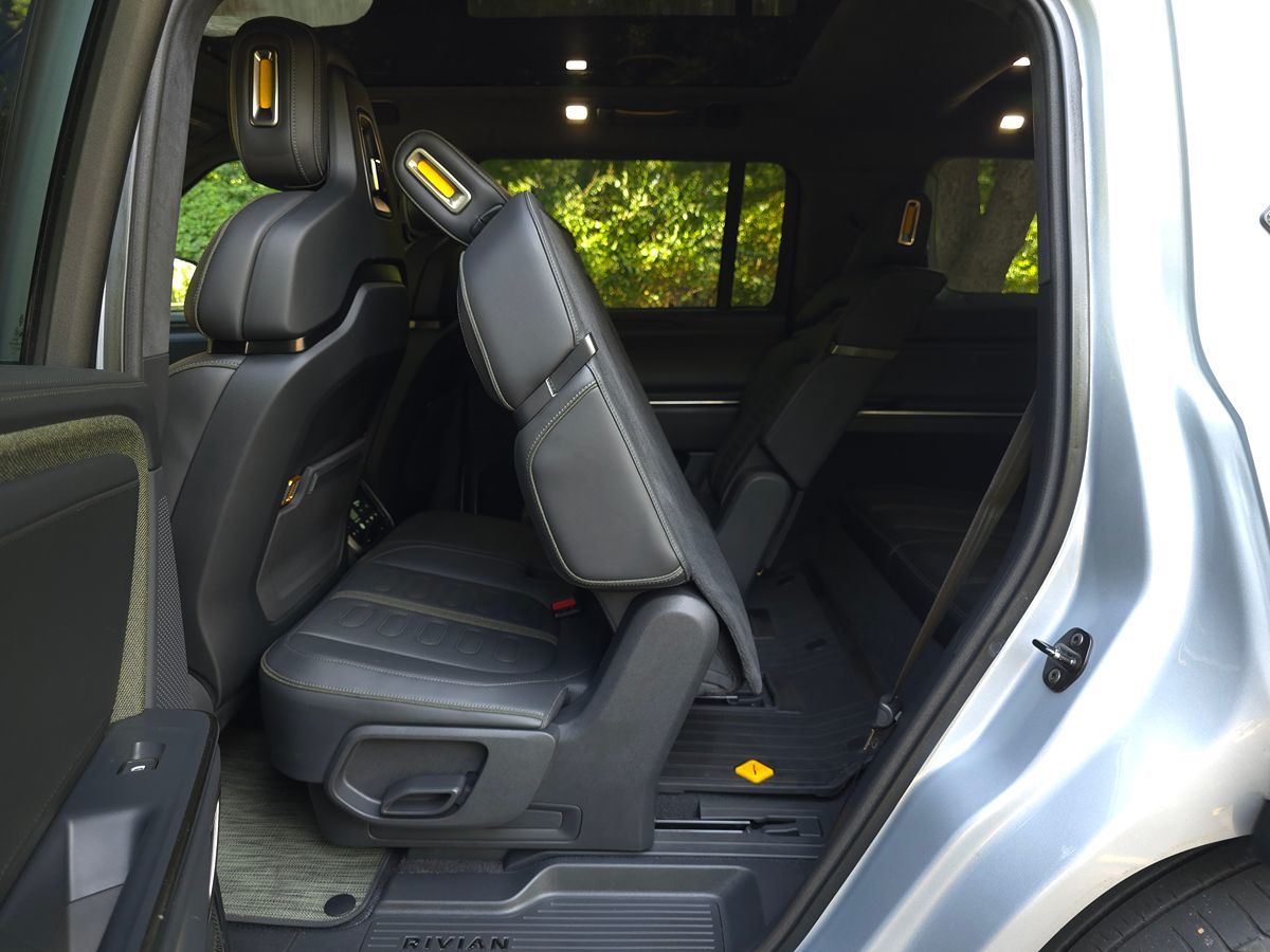 Rivian R1S photo 17