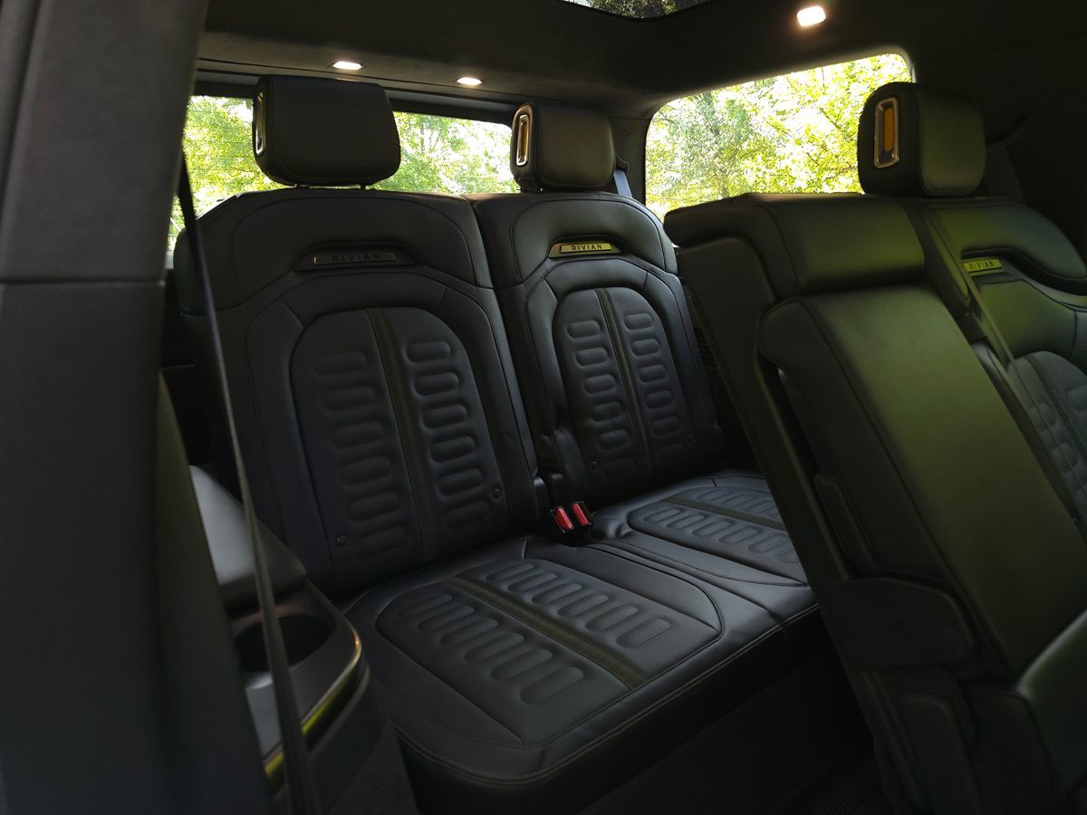 Rivian R1S photo 20