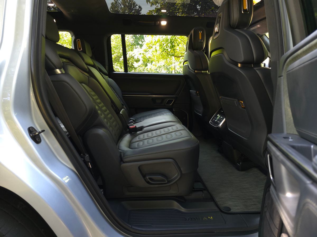 Rivian R1S photo 23
