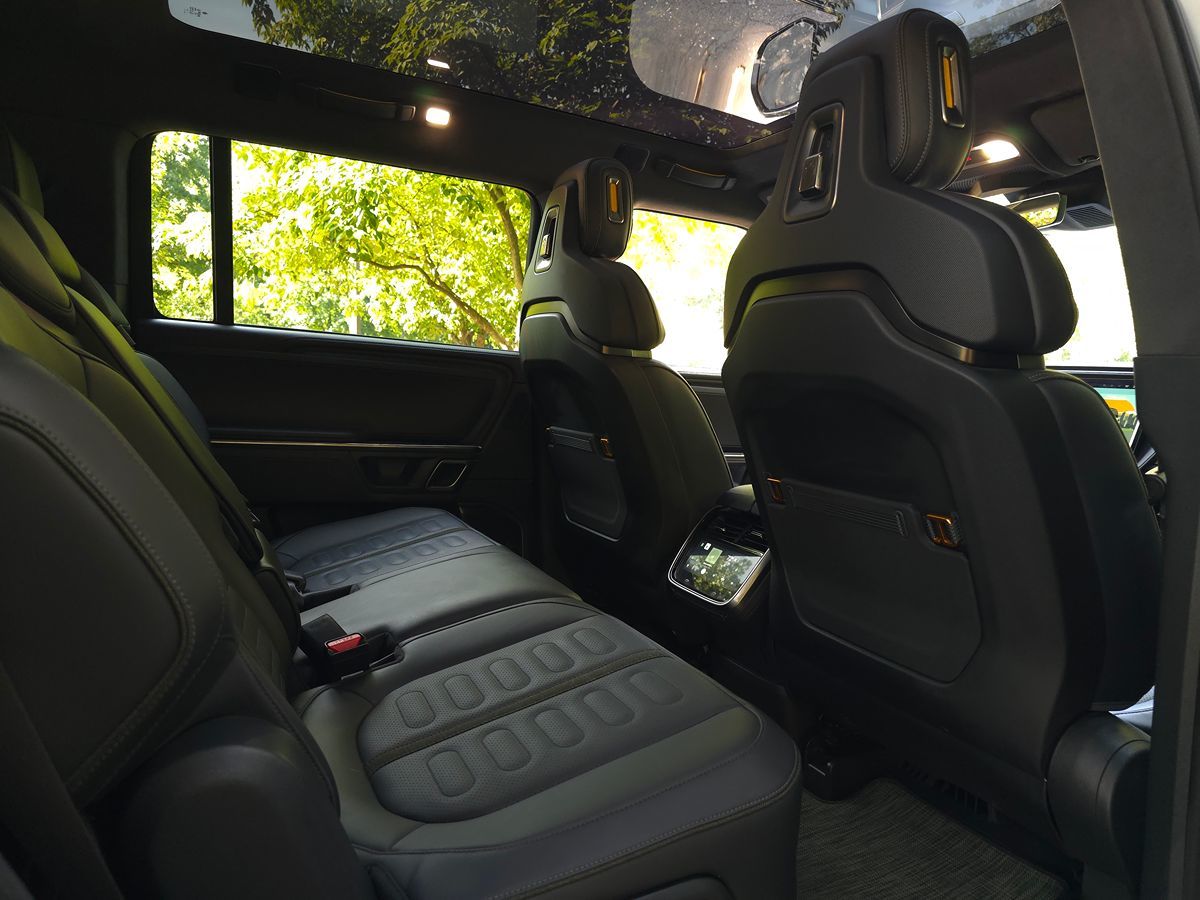 Rivian R1S photo 24