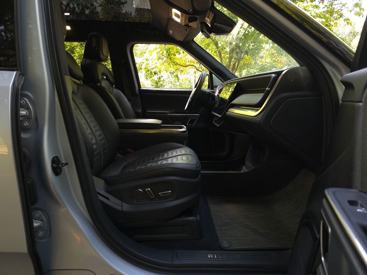 Rivian R1S photo 26