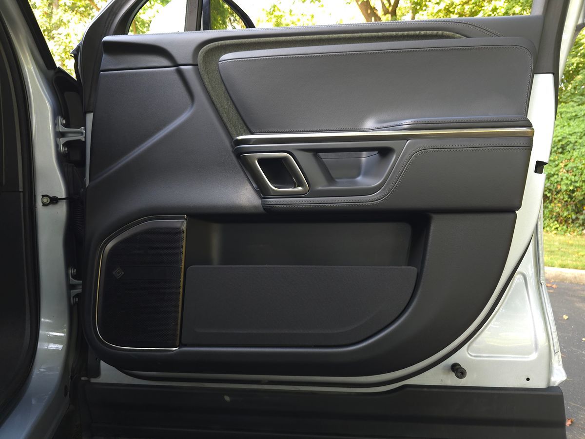 Rivian R1S photo 28