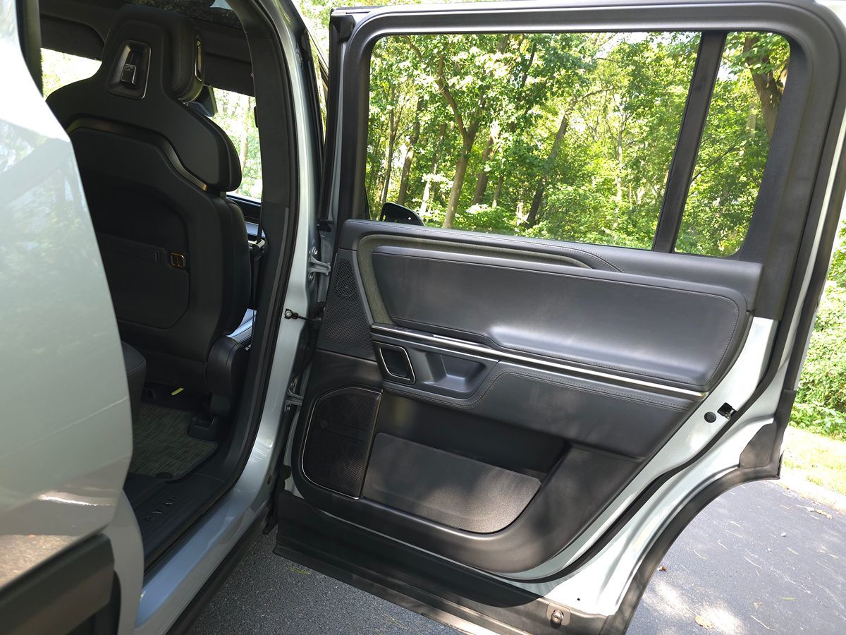 Rivian R1S photo 29