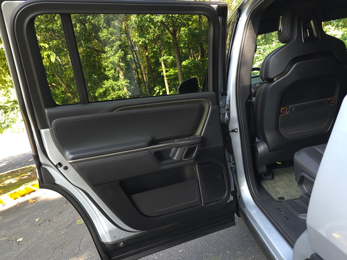Rivian R1S photo 30