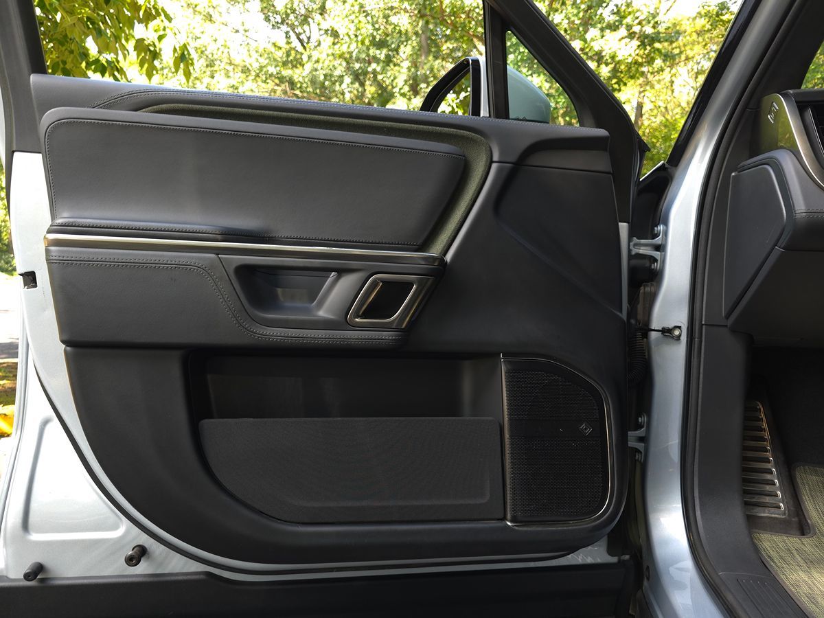 Rivian R1S photo 31