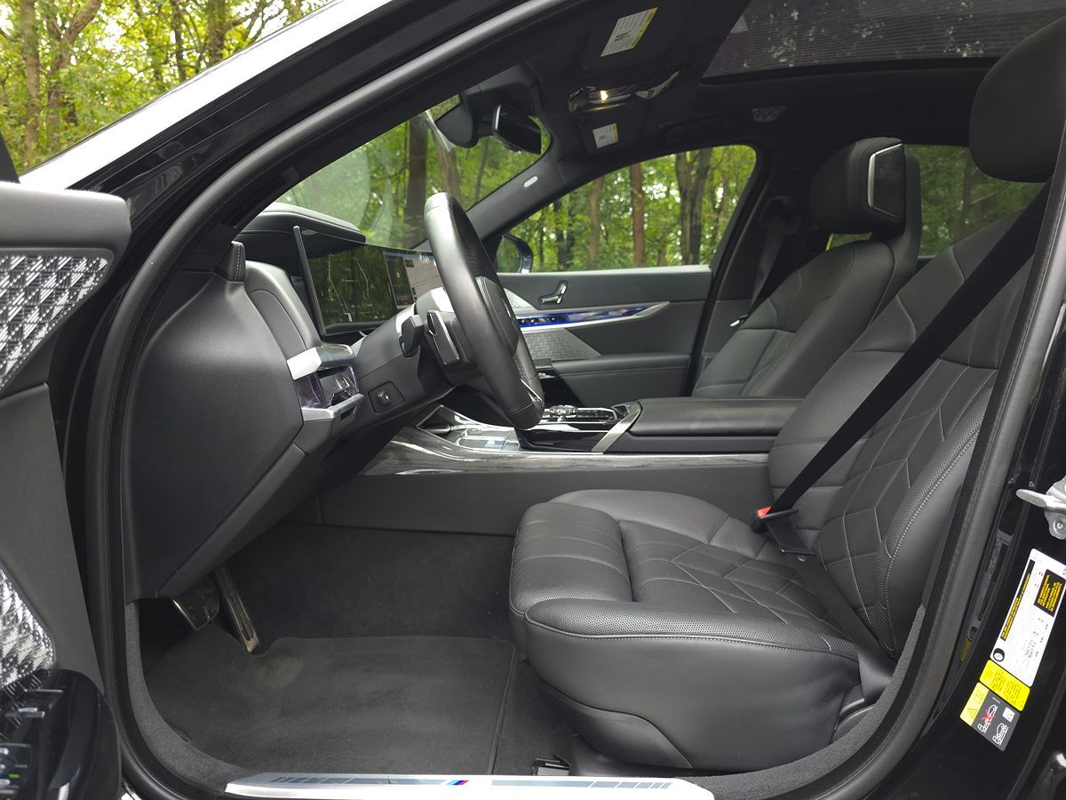 BMW i7 photo 11