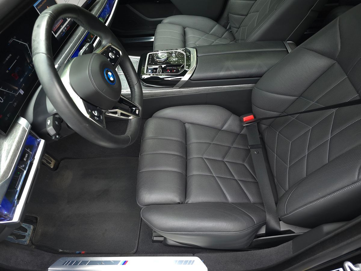 BMW i7 photo 12