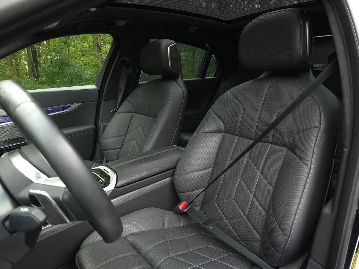 BMW i7 photo 13