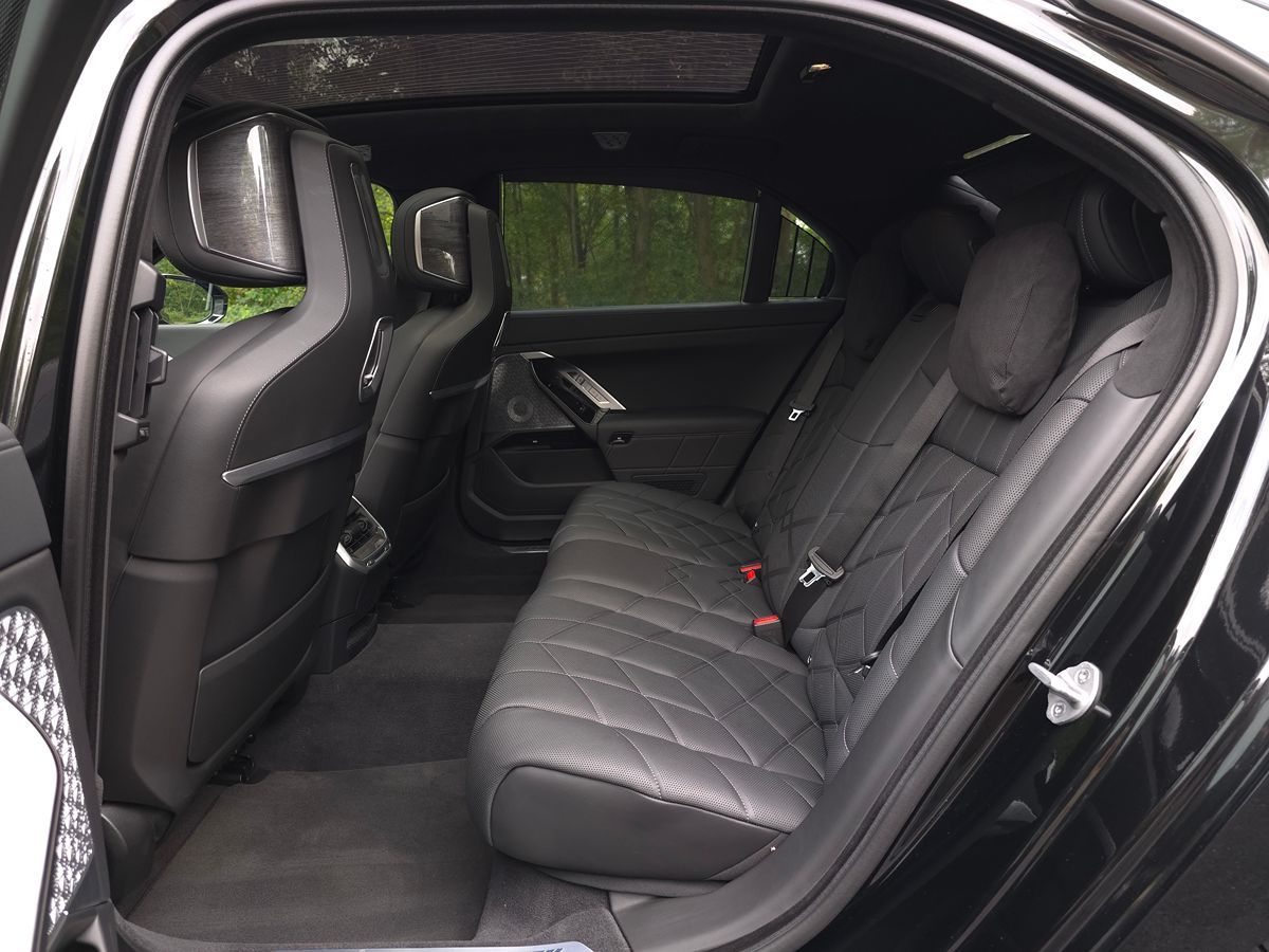 BMW i7 photo 15