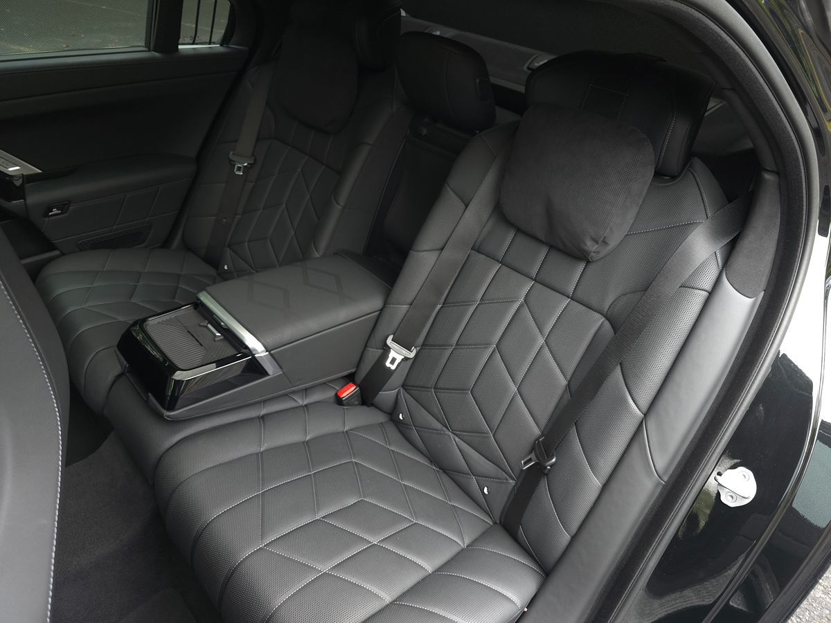 BMW i7 photo 16