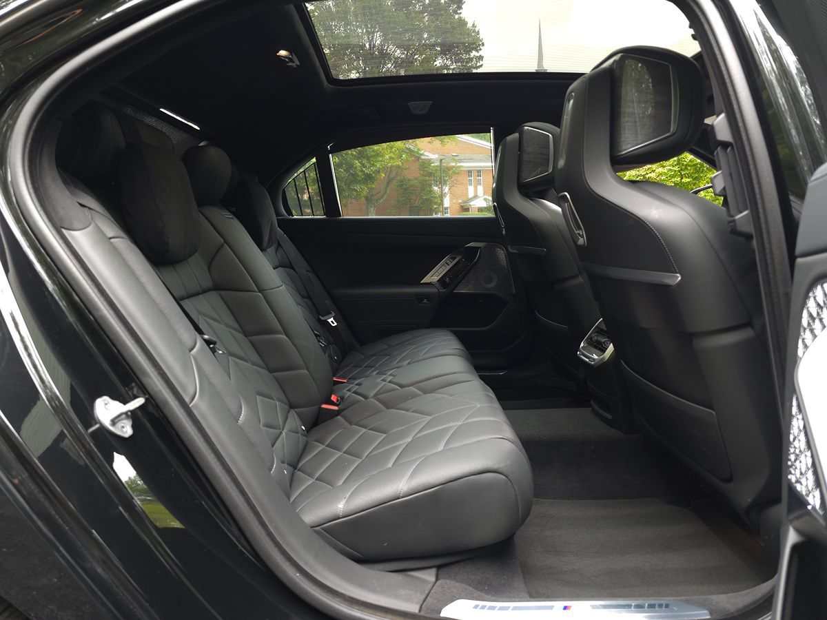 BMW i7 photo 28