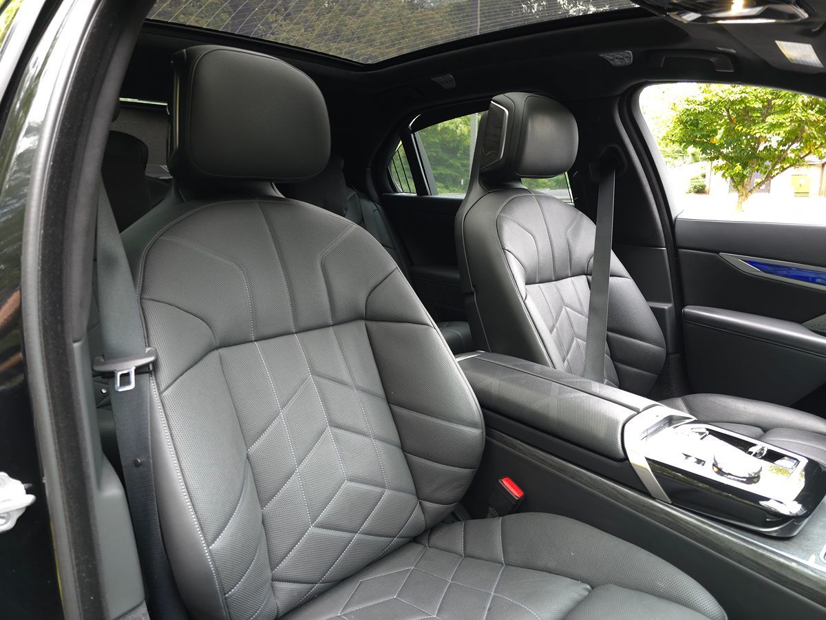 BMW i7 photo 30