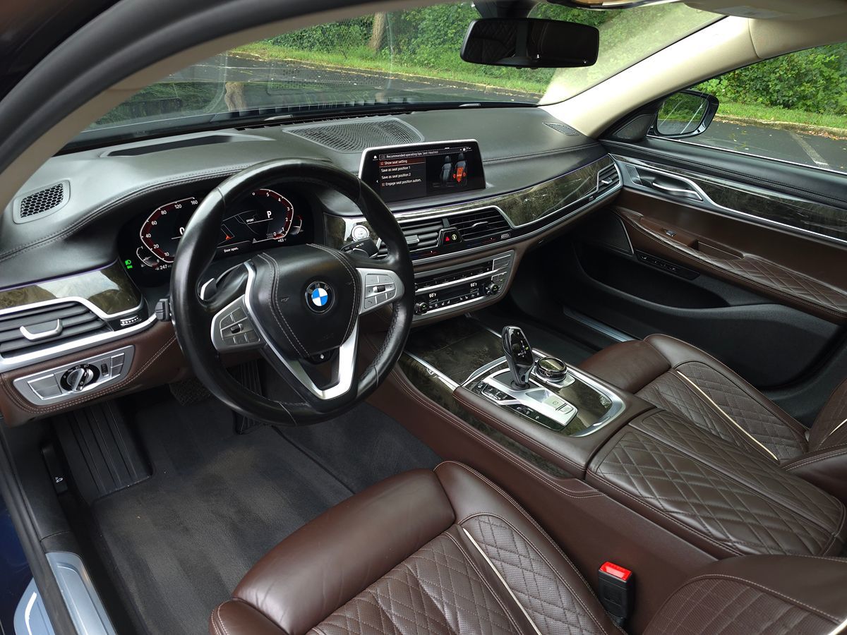 BMW 7 Series photo 2