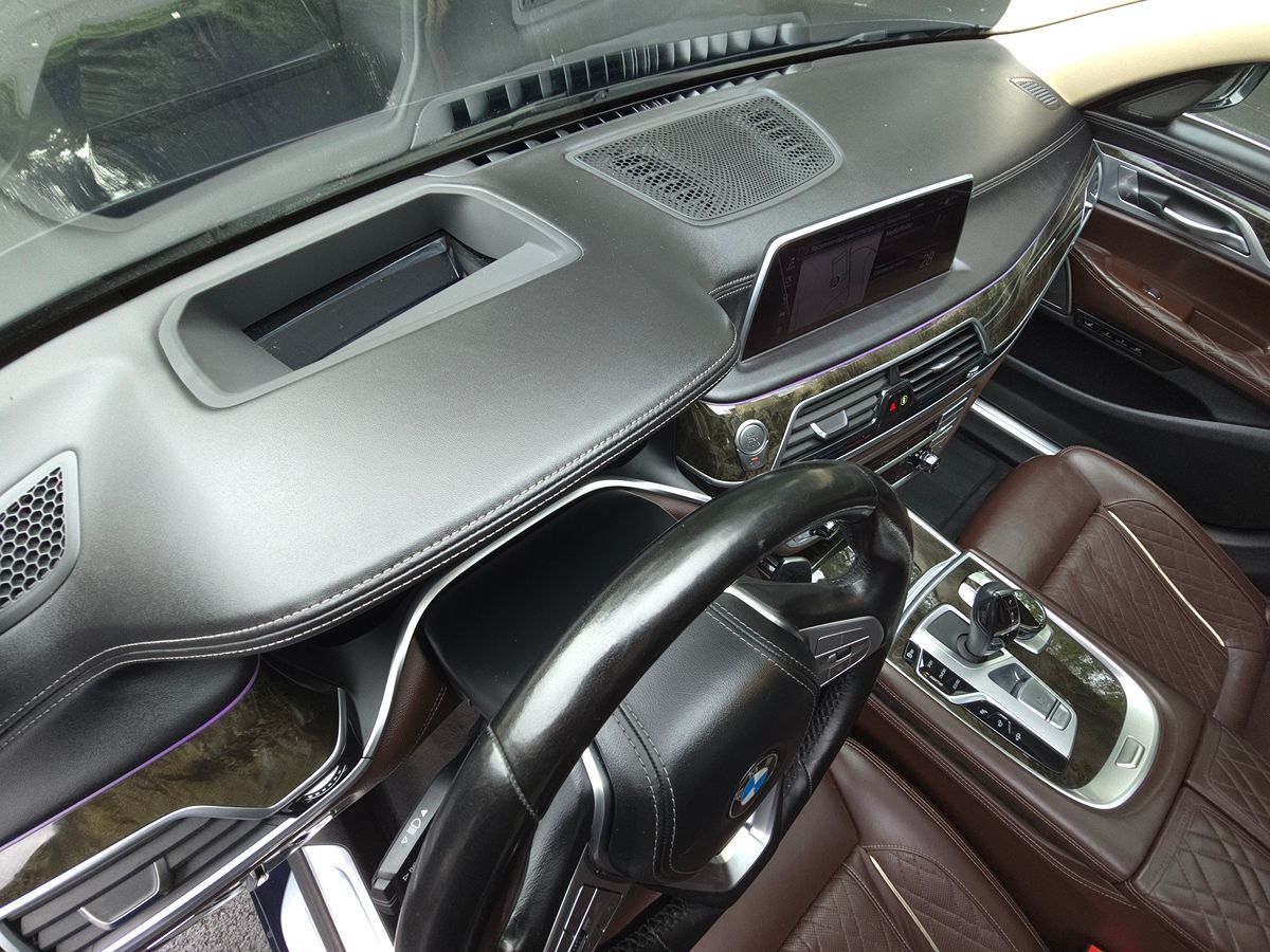 BMW 7 Series photo 11