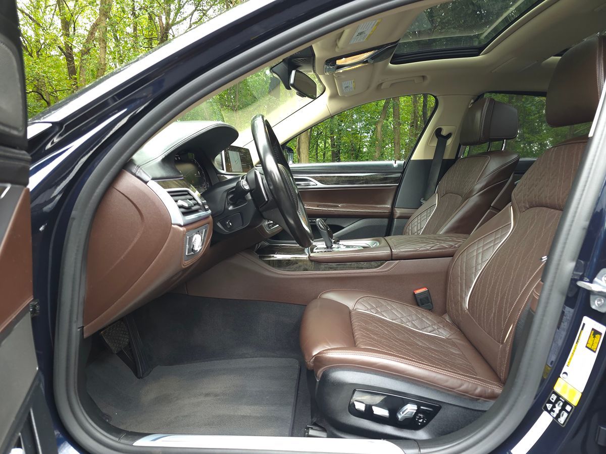 BMW 7 Series photo 12