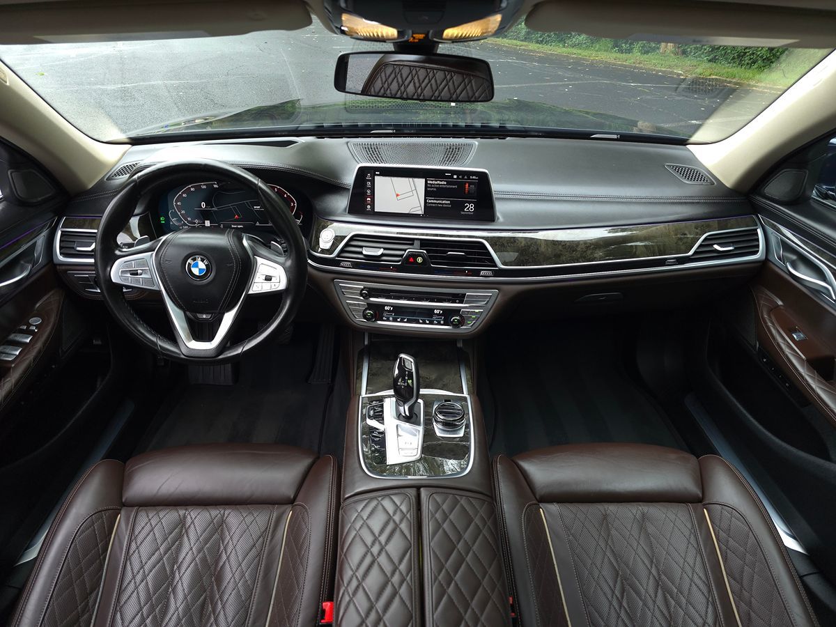 BMW 7 Series photo 10