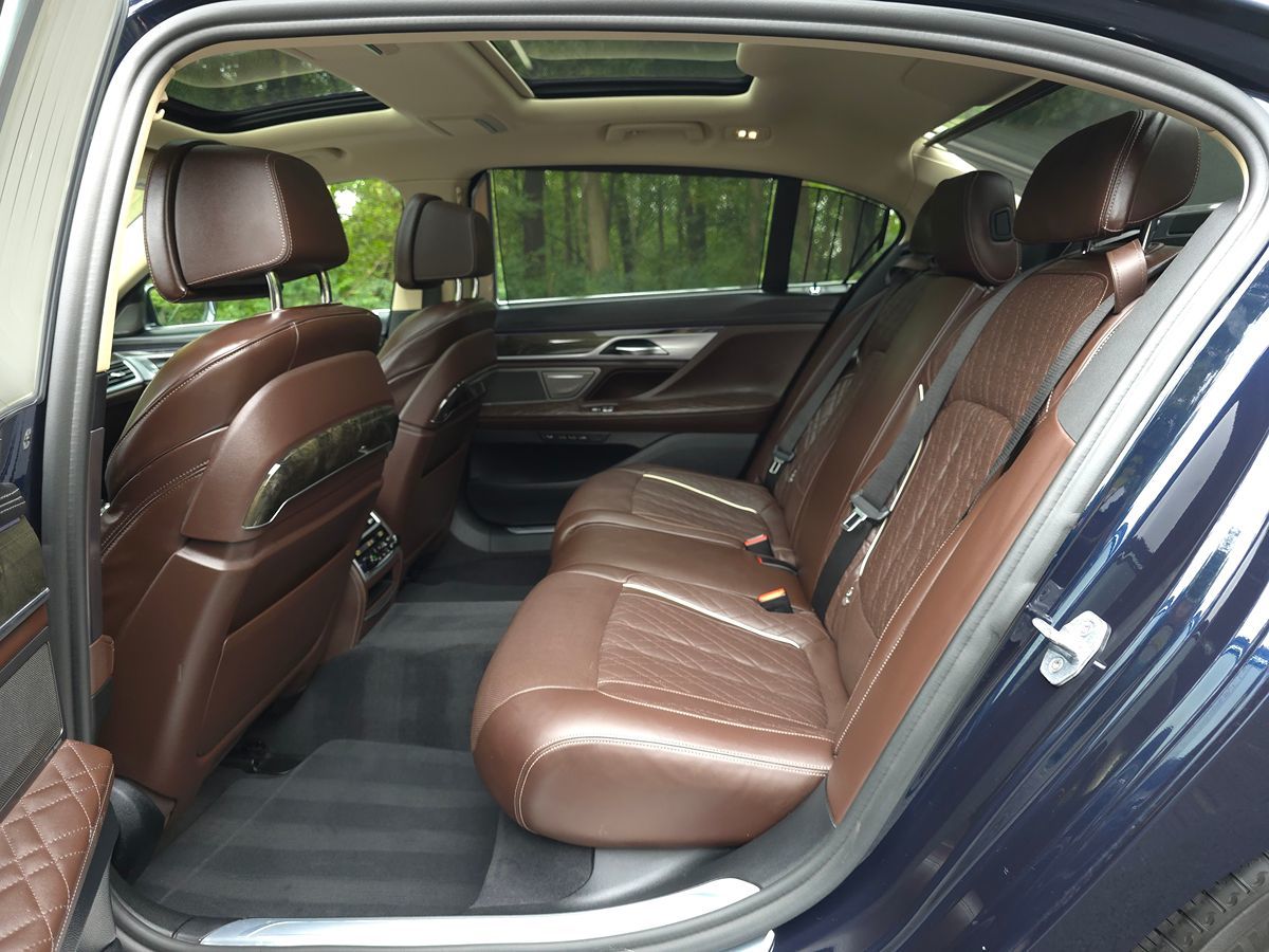 BMW 7 Series photo 16