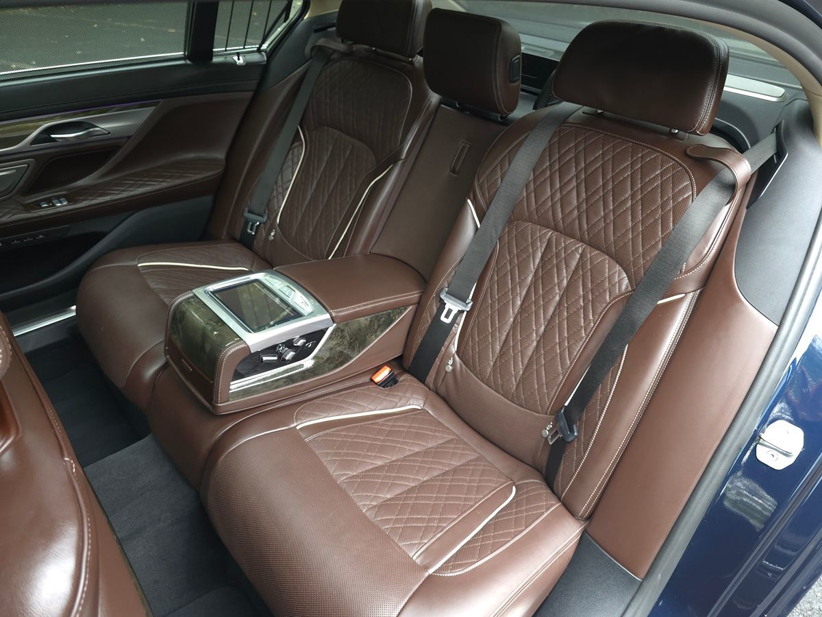 BMW 7 Series photo 17