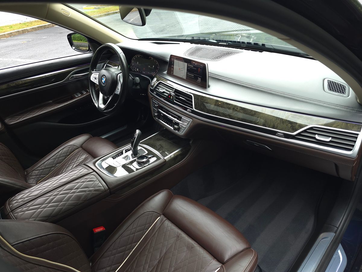 BMW 7 Series photo 33