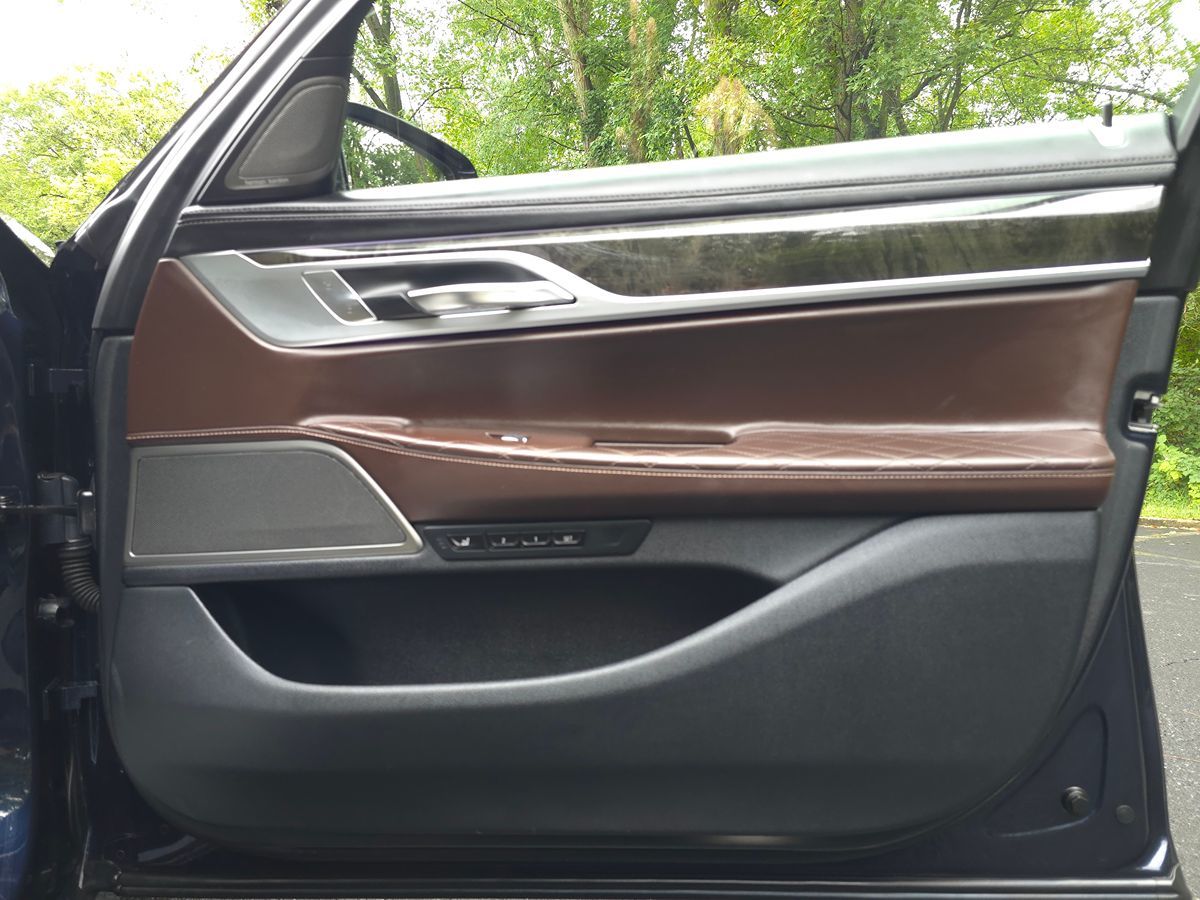 BMW 7 Series photo 34